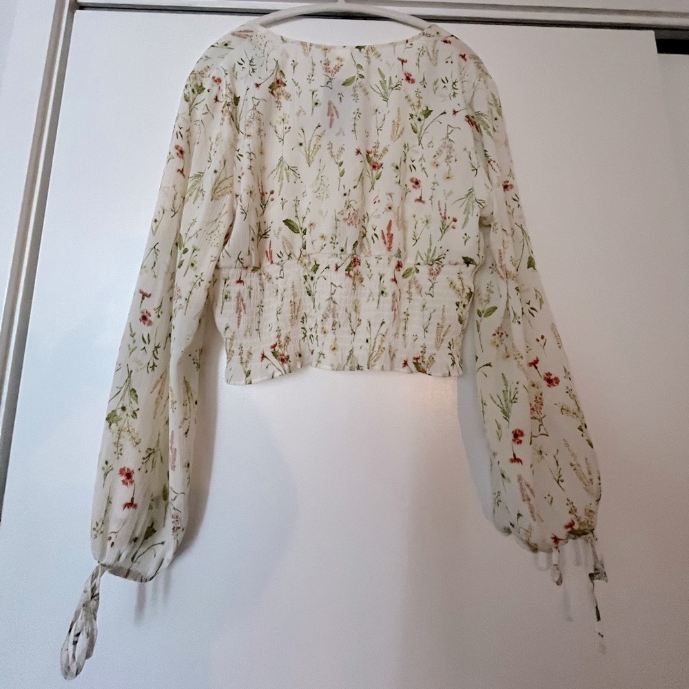 H&M NWT (L) crop blouse v neck top buttons floral white - Picture 3 of 7